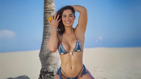Bru Luccas causa controversia por video bailando en bikini con la bandera de Méx