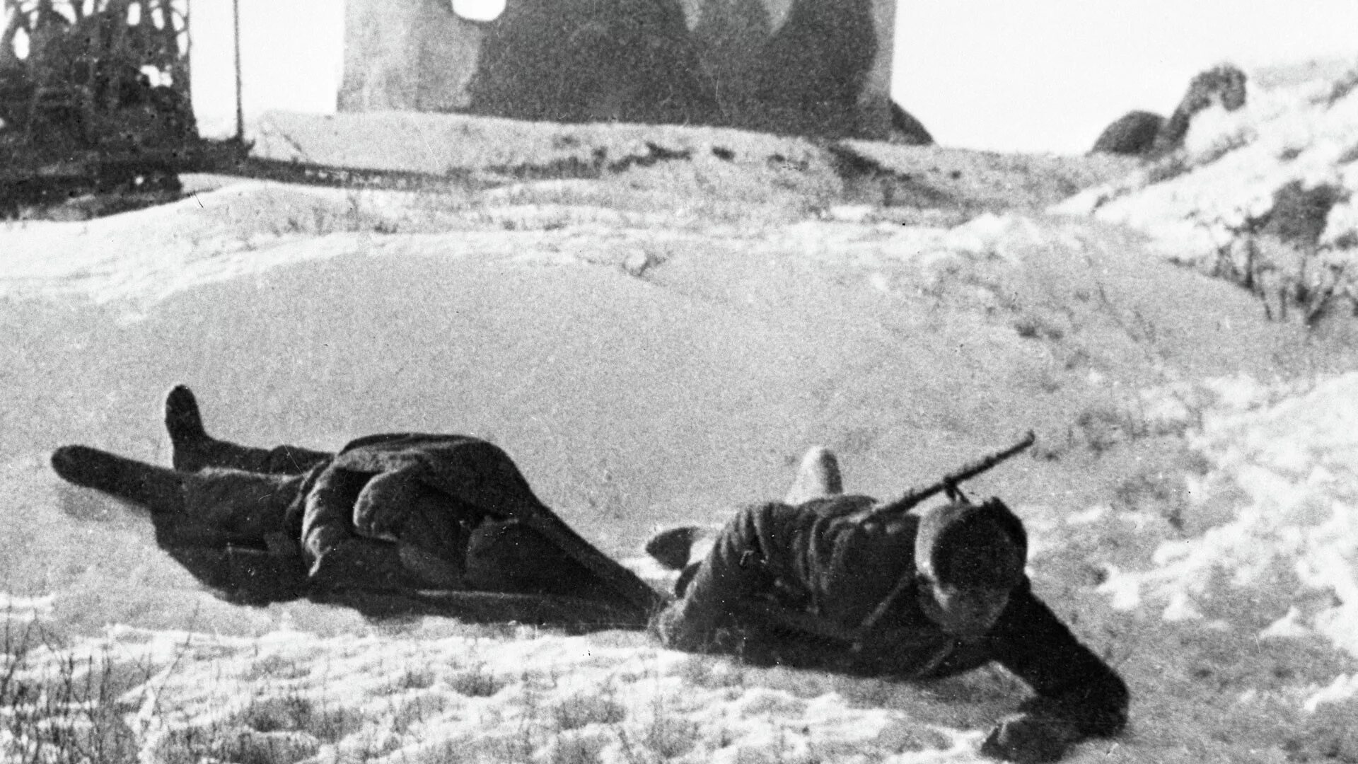 Выносит с поля боя раненого