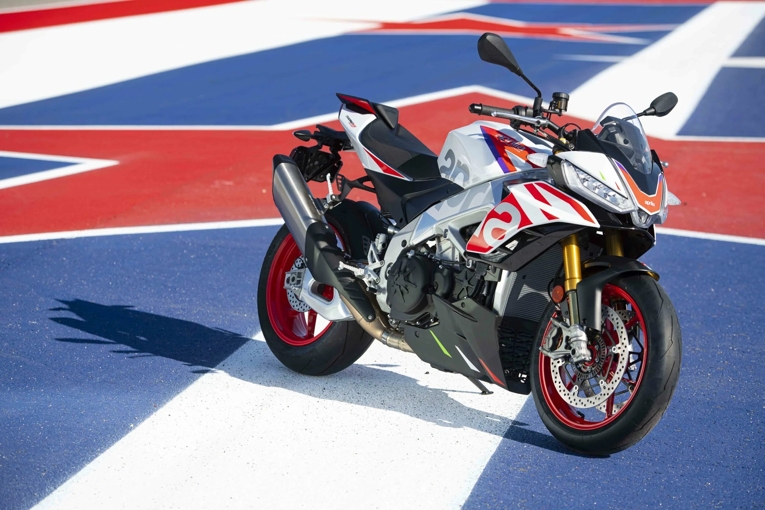 Aprilia tuono v4 factory. Aprilia rsv4 1100 factory. априлия rsv4 factory. tuono v4.