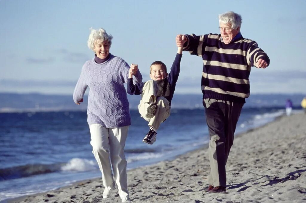 Долголетие семьи. Счастливая старость. Счастливые бабушка и дедушка. Счастливые старики и дети. Пенсионеры с внуками.