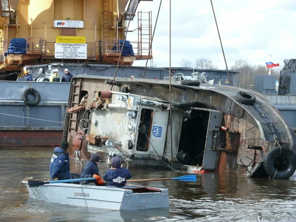 Затонувшая баржа Саратов. Затопленная баржа Нагатинский Затон. Затонувший теплоход «Барракуда». Саратов Волга затопленные баржи. Теплоход утонет