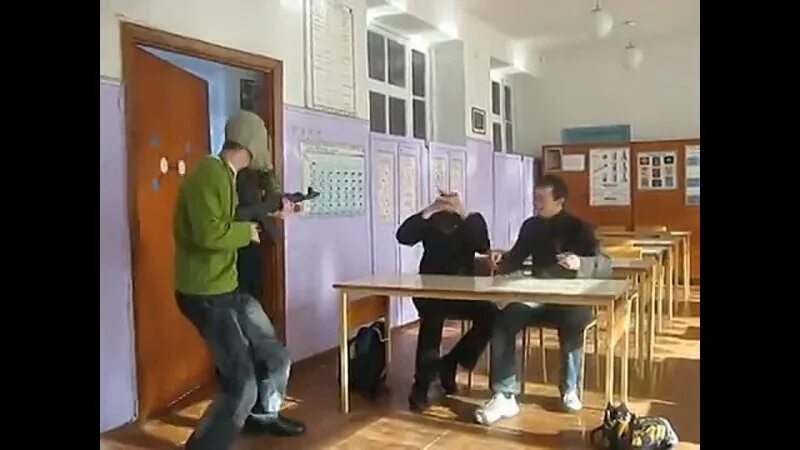 гопники в школе. школьные придурки. пту гопники. треш в школе на уроке. школьные придурки.