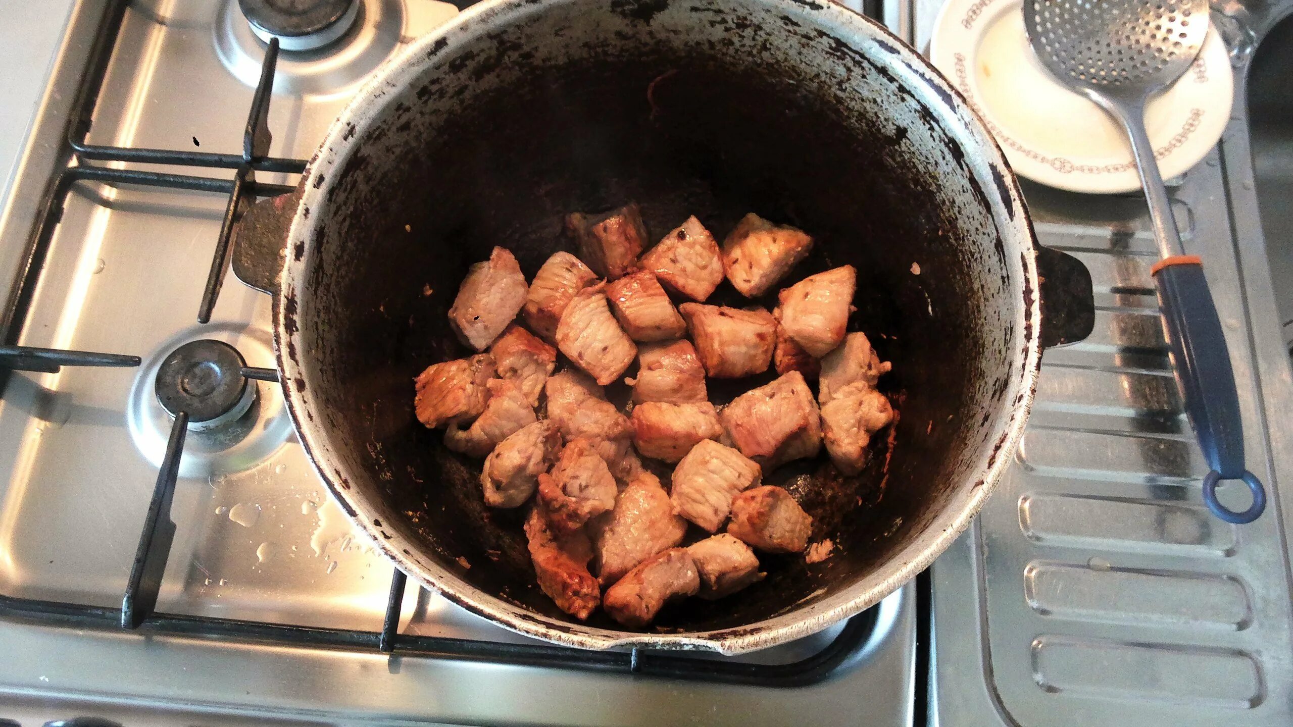 Как пожарить шашлык дома. Жареное мясо. шашлык на газовой плите. шашлык на сковороде. шашлык из свинины в казане.