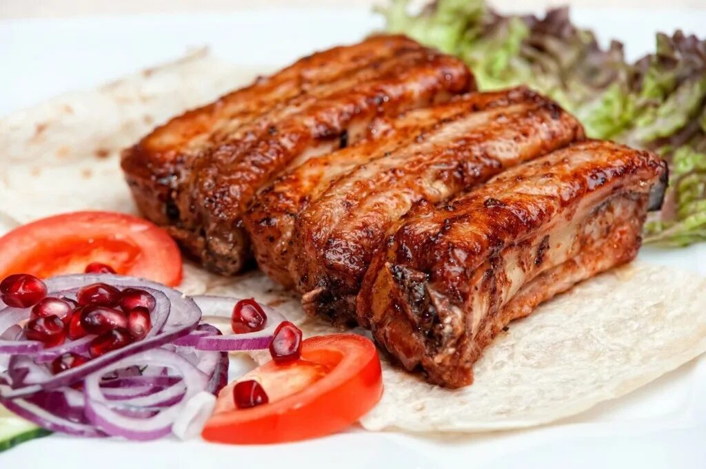рёбрышки свиные. какие ребра вкуснее. запеченные свиные ребра. рёбрышки свиные в духовке. ребра жареные.