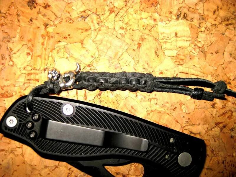 Как надеть темляк. Темляк spyderco manix 2. темляк для leatherman sidekick. leatherman pst темляк. cold steel с темляком.