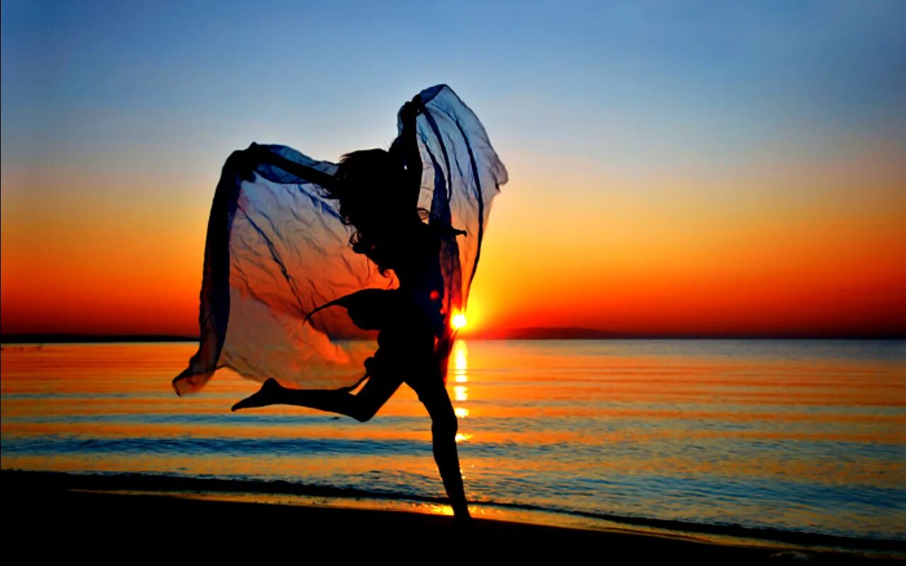 Танцуй на закате дня песня со мной. Фотосессия с крыльями на закате. Танец на закате на берегу моря. Свобода девушка море. Девушка танцует на закате.