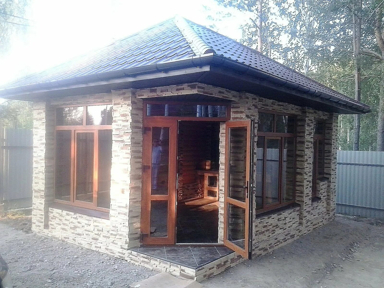 Терем беседки застекленные. Теплая беседка. Остеклённые беседки с мангалом барбекю. Терем беседка барбекю. Зимняя беседка.