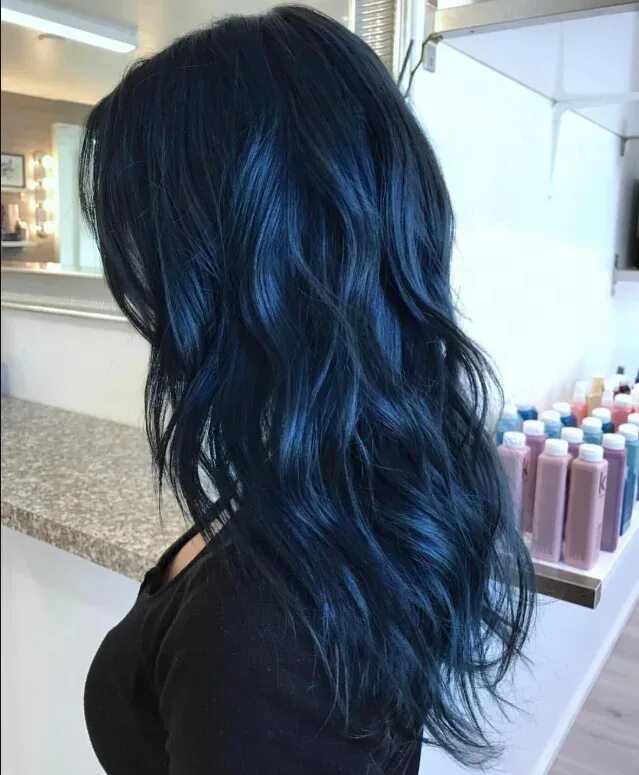 Сине черная краска для волос. Эстель иссиня черный. Иссиня-черный цвет волос. Иссиня чёрный оттенок волос палитра. Цвет волос иссиня черный на длинные волосы.
