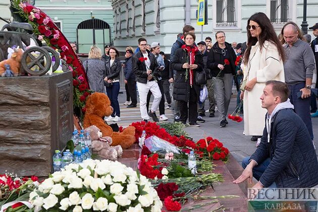 Самый крупный по жертвам теракт в россии. Памяти жертв теракта в Беслане. Памятник Беслану в Москве. Панихида по детям погибшим в Беслане. День памяти погибшим в Беслане.