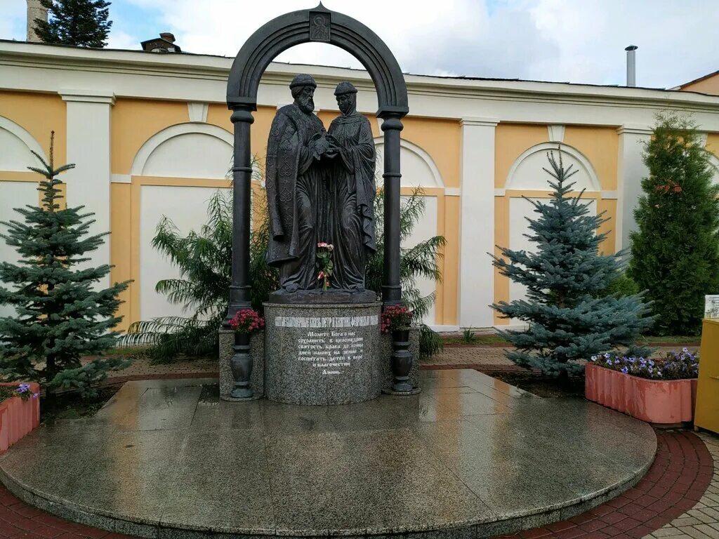 Какие памятники есть в калуге. Памятник Петру и Февронии в Калуге. Памятник Петру и Февронии Киров Калужская область.