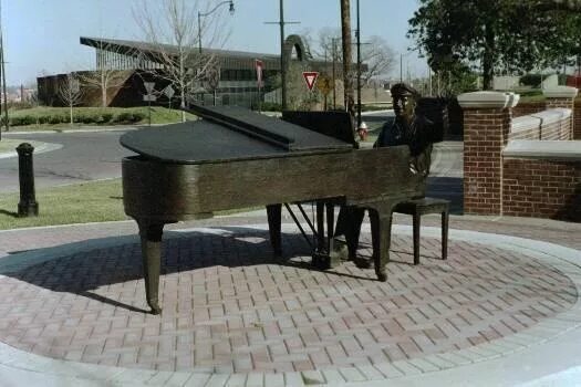 Памятник владимиру высоцкому в набережных челнах. Памятник ференцу листу. Деревня кашино памятник землянка. Музыкальные памятники отечества. Мемориальная музыка.