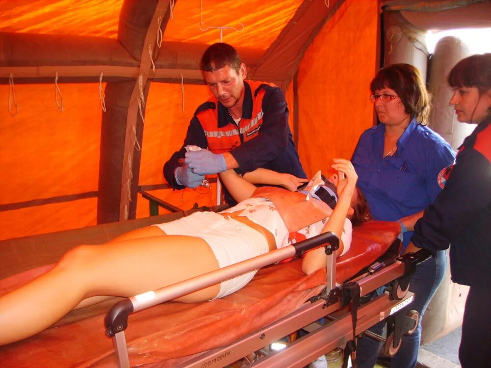 Передвижной полевой госпиталь. Госпиталь вцмк защита. Вцмк защита и мчс рф. Медицина катастроф. Врач медицины катастроф.