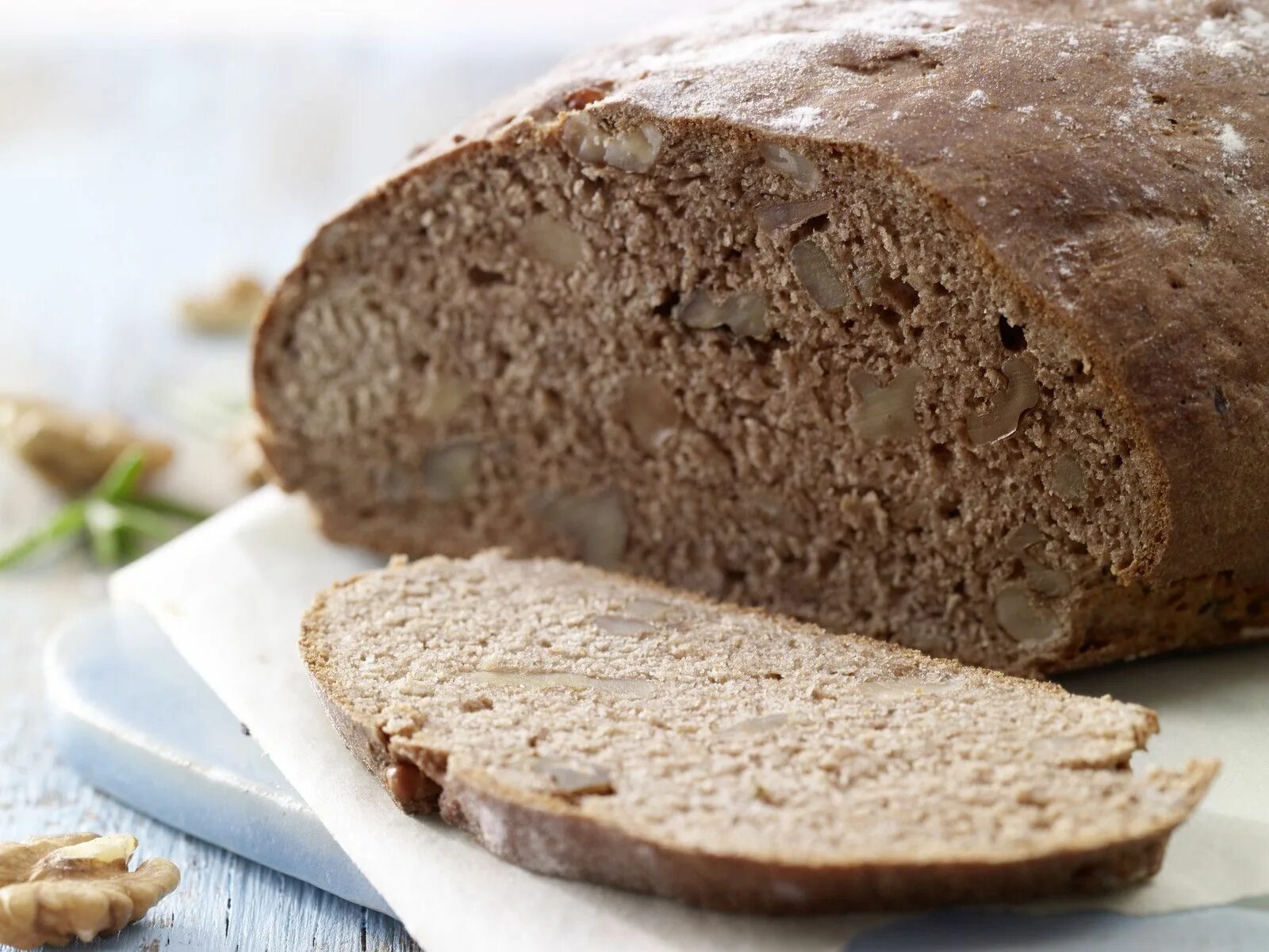 Рецепты хлеба с орехами. Хлеб грубого помола. Хлеб с грецким орехом. Домашний хлеб. Хлеб с греческими орехами.