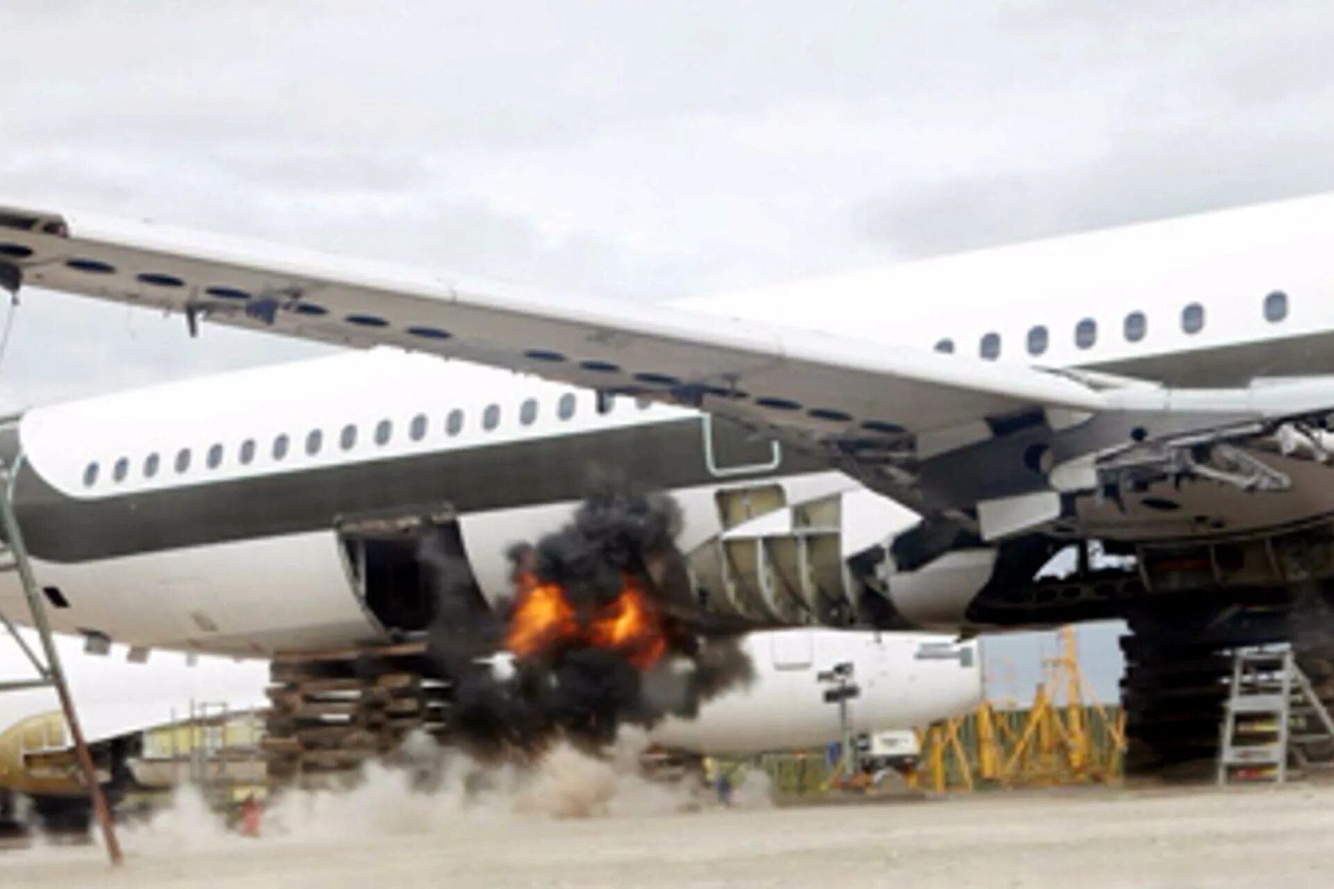 Конвенция бомбовый терроризм. Взрыв Boeing 747 над Локерби. Террористы в самолете. Терроризм в самолете. Воздушный терроризм.