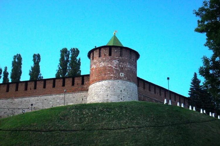 Нижегородский кремль имеет 88 башен. Коромыслова башня Нижний Новгород. Белая башня Нижегородского Кремля. Коромыслова башня Нижегородского Кремля легенды. Коромыслова башня Нижегородского Кремля фото.