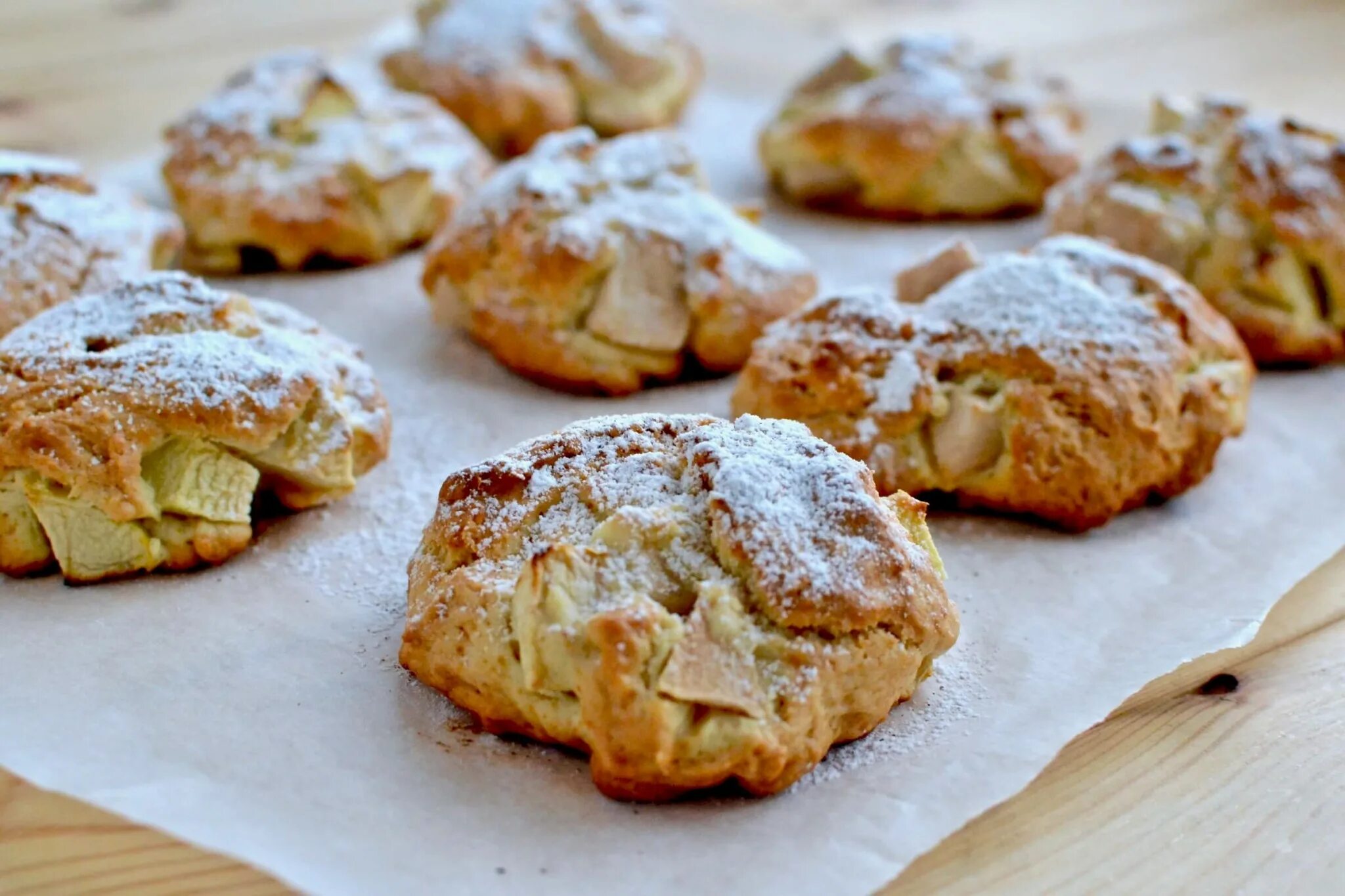 Печень с яблоками рецепт в духовке. Печенье с яблоками. Печеные яблоки. Творожно-яблочное печенье. Творожное печенье с яблоками.