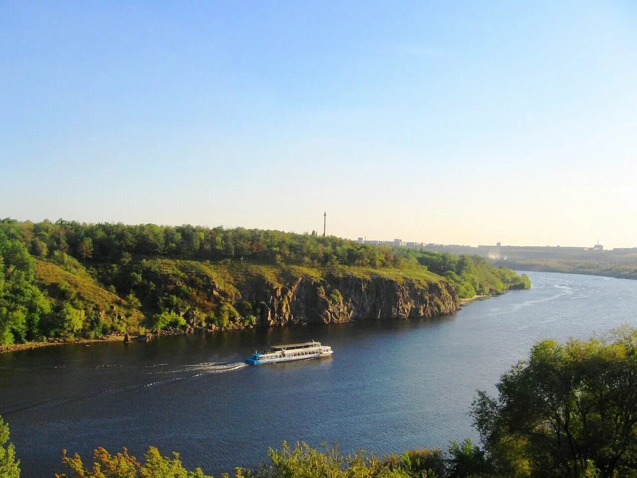 Река днепр берег. На берегу реки днепра. Никополь берег днепра. Озеро днепр. Озеро днепр беларусь.