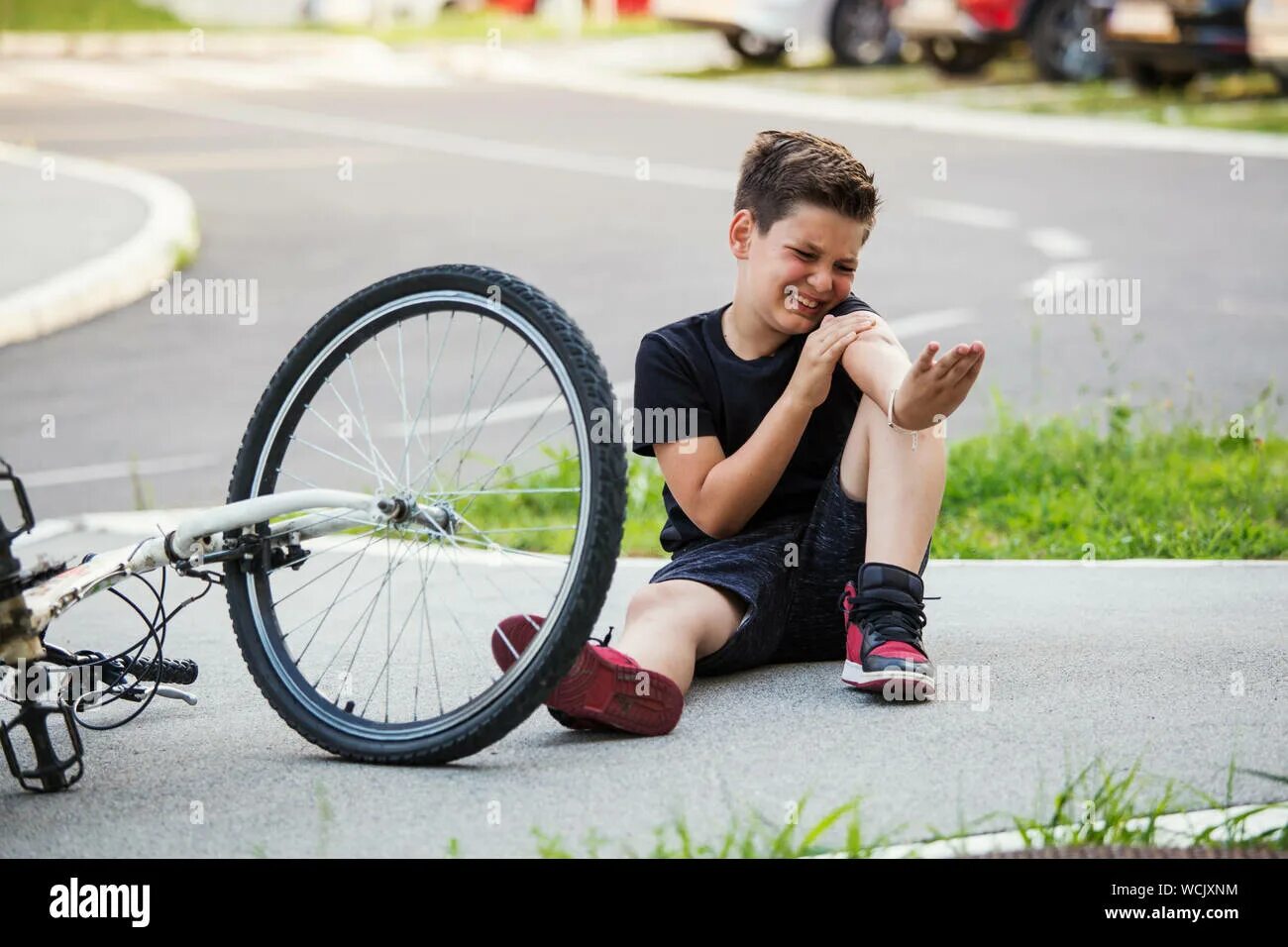 Fall off the bike. Мальчик упал с велосипеда. Транспорт для мальчиков 13 лет.