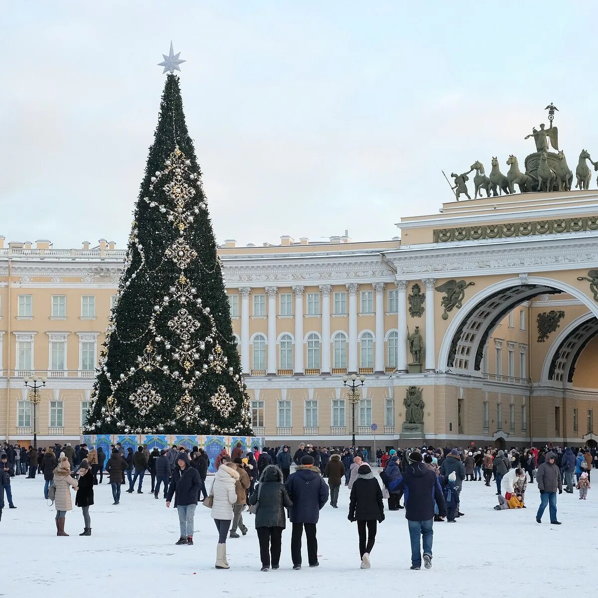 Спб в декабре. Дворцовая площадь в Санкт-Петербурге декабрь 2020. Дворцовая площадь в Санкт-Петербурге елка 2020. Дворцовая площадь в Санкт-Петербурге зима 2021. Дворцовая площадь в Санкт-Петербурге зима 2020.