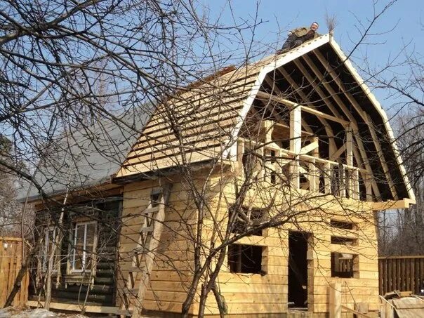 Крыши старых деревянных домов. Реконструкция старого дома с мансардой. Реконструкция крыши деревянного дома. Деревянный дом с ломаной крышей.