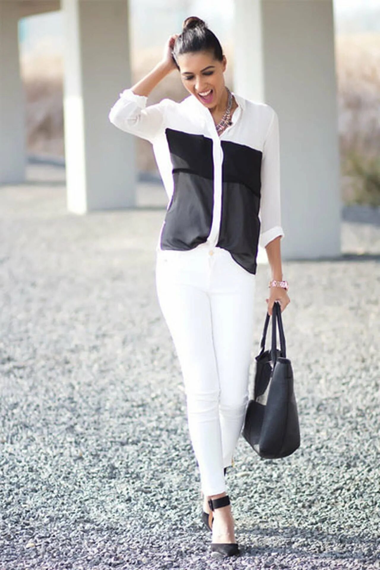 Белая кофта черные штаны. Белая блузка с брюками. Образы с блузкой. Стильный черно белый образ. Белая блузка и черные брюки.