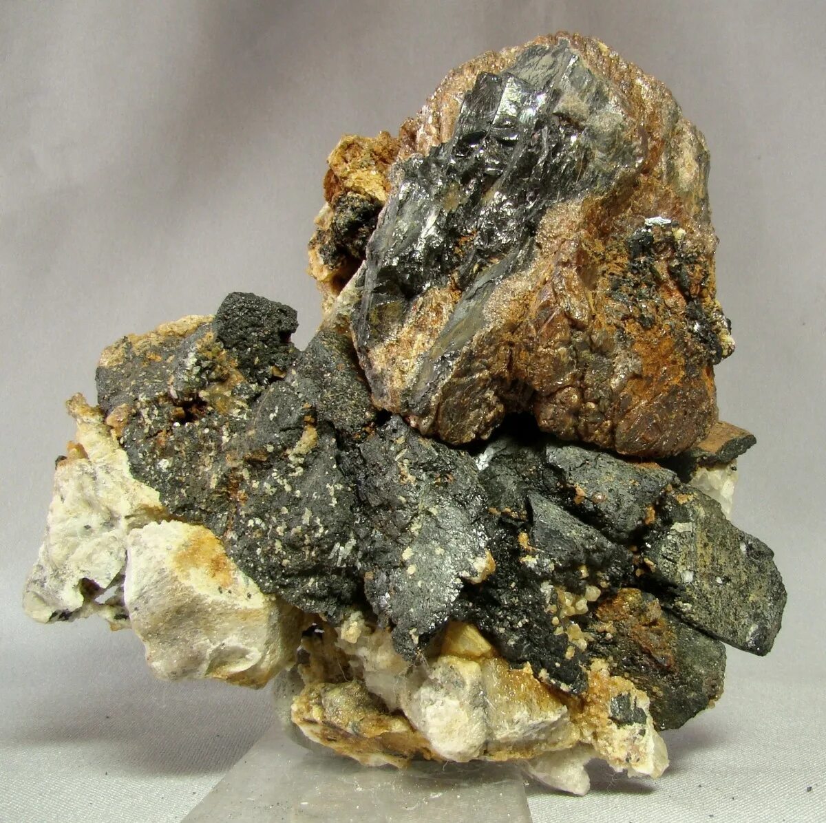 Ильменит – титанистый Железняк минерал. Эгирин-Авгит. Эгирин камень. Эгирин Авгит камень. Титаномагнетит