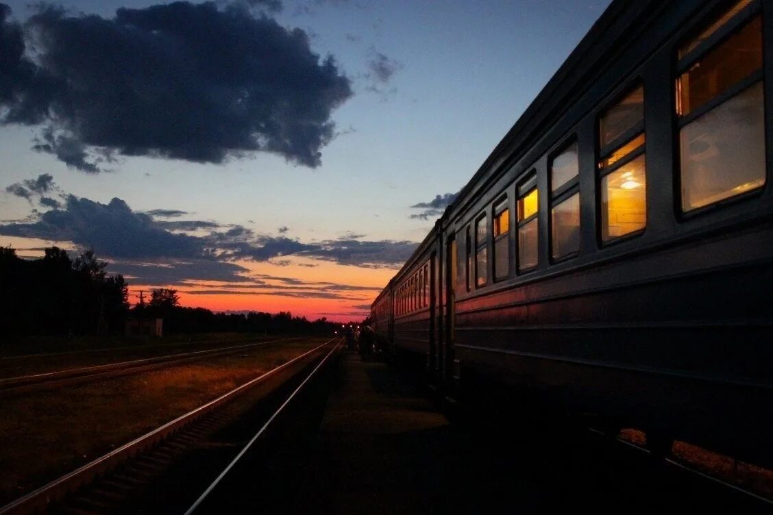 Поезд вдали. Едем на поезде. Поезд. Уходящий поезд. Окно поезда.