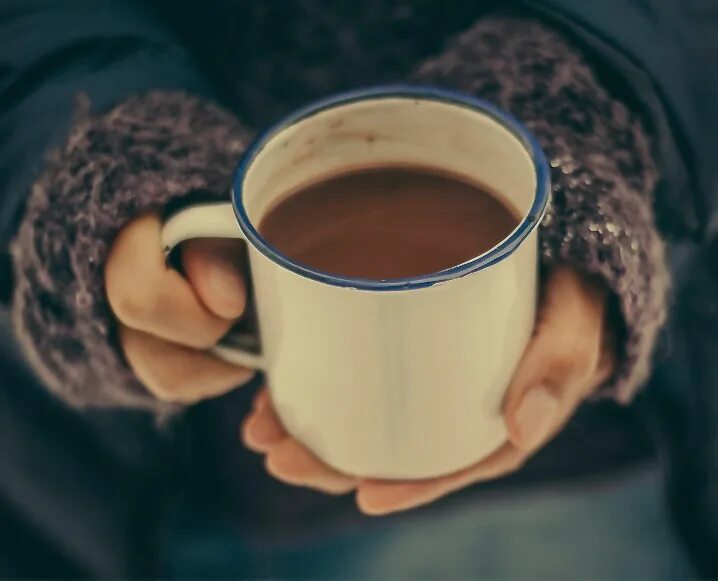 Сонник к чему снится шоколад. Какао перед сном. Напиток из кэроба. Кружка какао в руках. Какао можно пить на ночь.