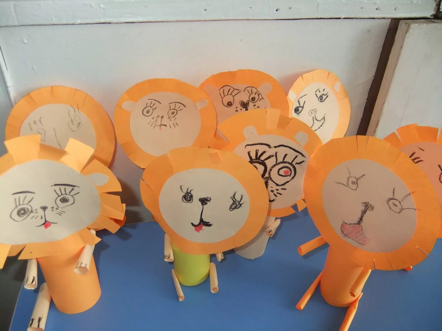 Конструирование животные жарких стран старшая группа. Поделка на тему зоопарк. Жираф аппликация для детей. Конструирование жирафа в подготовительной группе. Конструирование из бумаги лев.