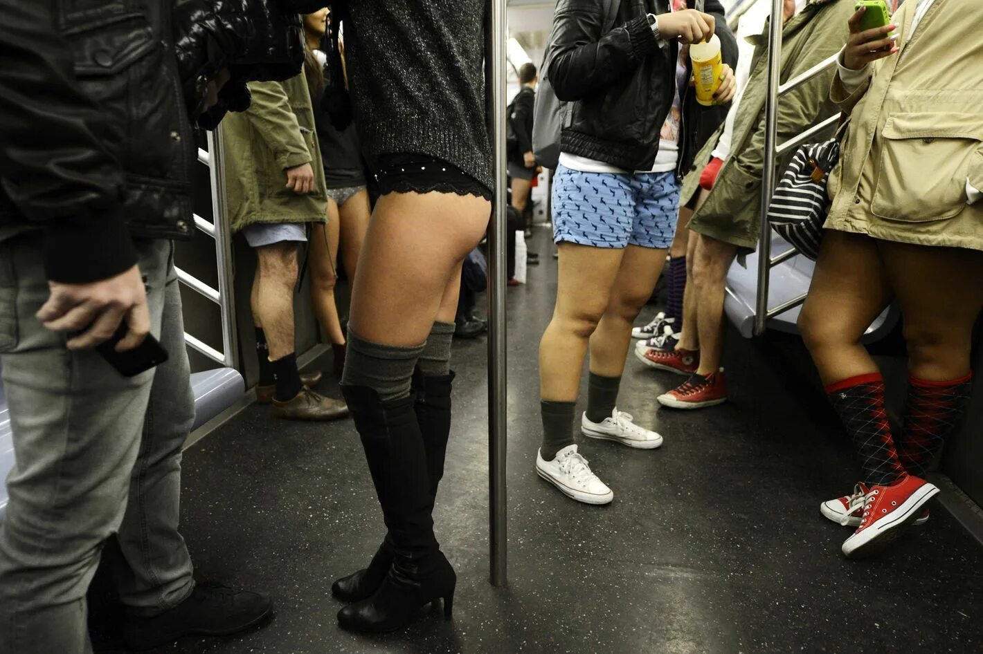 В метро без штанов. Девушки со спущенными штанами. Девушка без штанов.