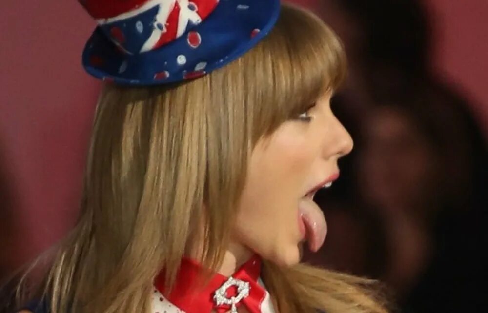 Swift open. Taylor Swift tongue. Тейлор Свифт рот. Тейлор Свифт открыла рот. Тейлор Свифт рот язык.