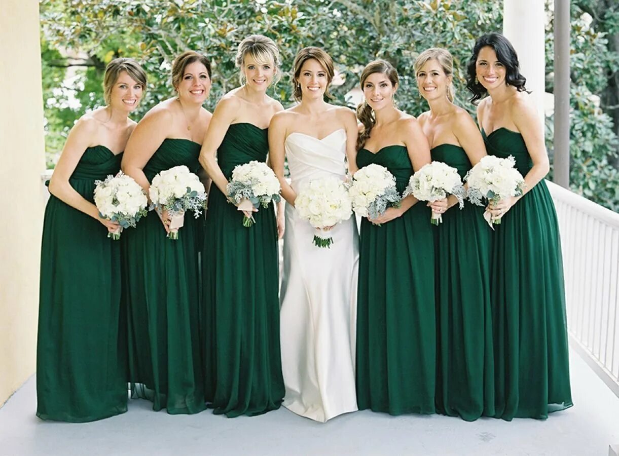 Цвет свадьбы фото. Платье подружки невесты. Свадьба в зеленом цвете. Свадьба в изумрудном цвете. Изумрудные платья подружек невесты.