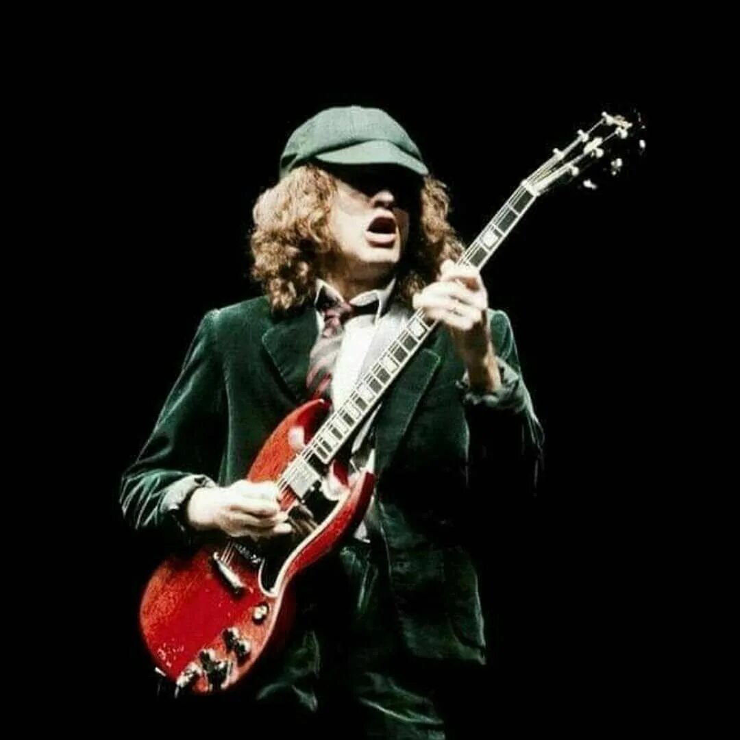 AC DC Angus young молодой. Гитарист AC DC Ангус. Ангус МАККИННОН. АС/ДС гитара Ангуса.