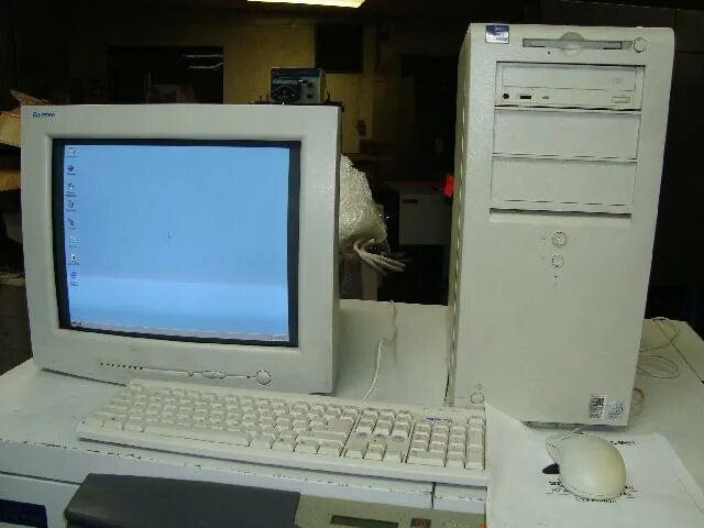 Mitsubishi компьютер. Macintosh Quadra 700 Keyboard. Митсубиши компьютер. Компьютер 98 года. Macintosh Quadra 840 av.