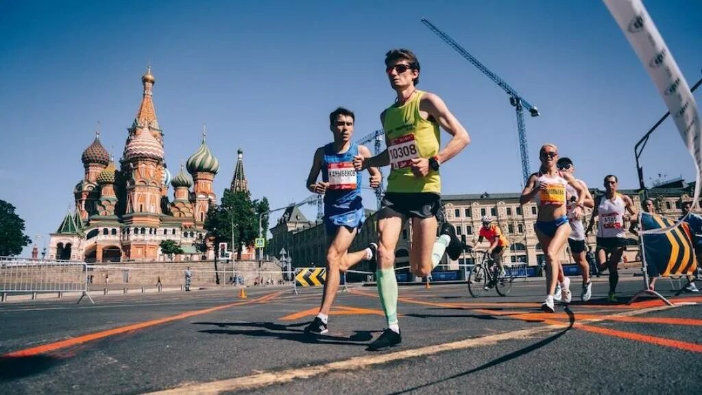 Спортсмены перед стартом. Перед стартом марафона. Тренер и бегун. Бегуны в городе. Старт забега.