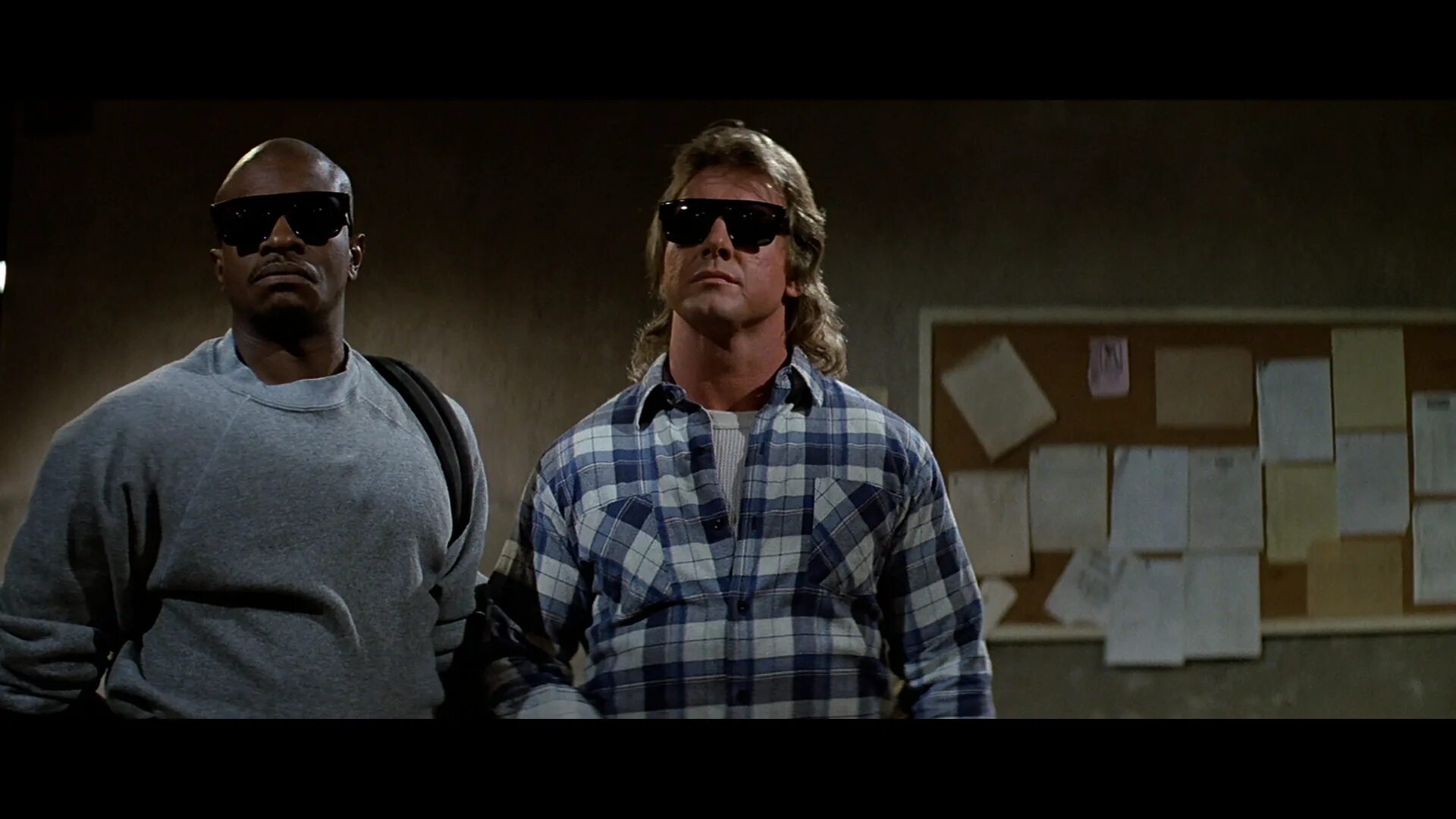 They live in new york. Чужие среди нас 1988. Родди Пайпер чужие среди нас.