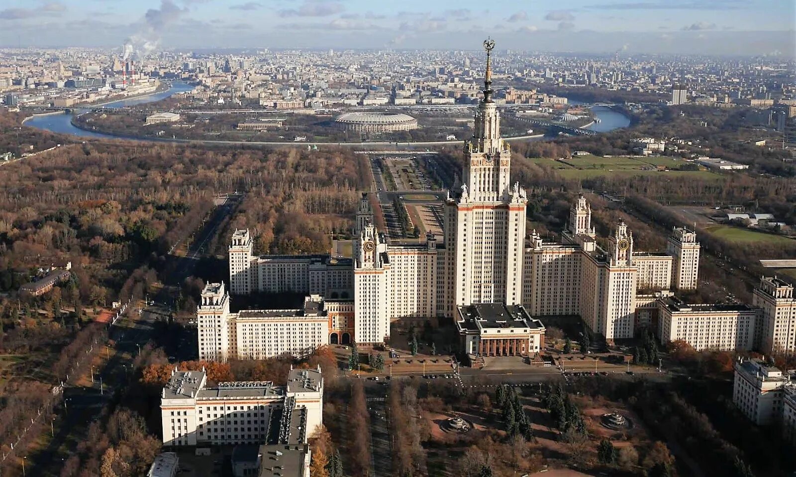 Почва мгу. Москва высотки МГУ Сити. Москва с птичьего полета МГУ. Сталинская высотка МГУ сверху. Высота МГУ В Москве.