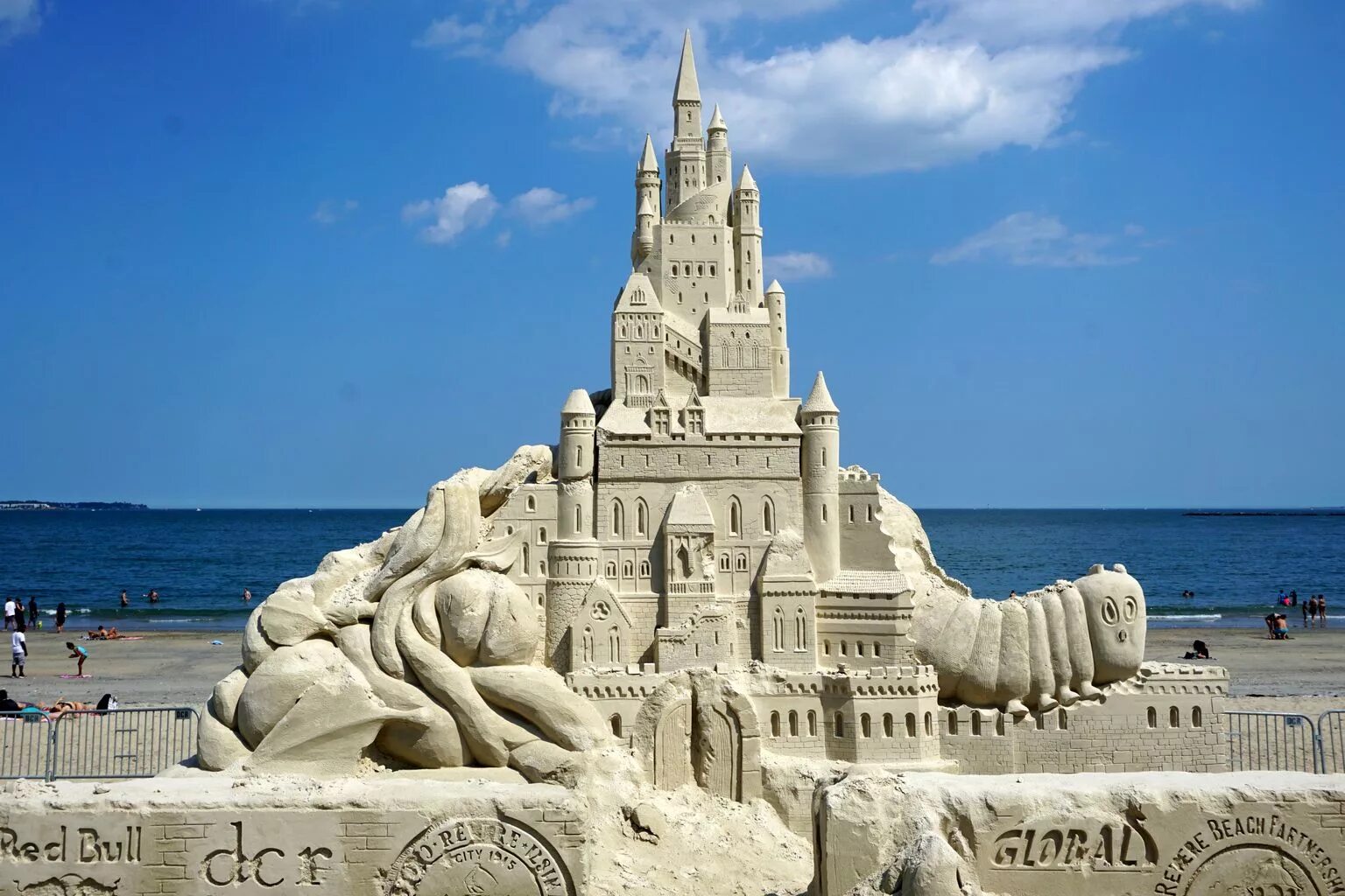 самый высокий замок из песка в дании. замок из песка. песочный замок. большой замок из песка. большой замок из песка.