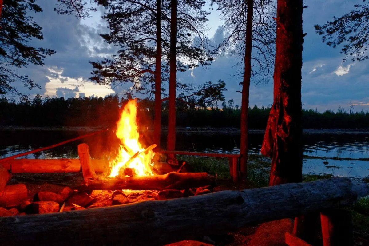 Видео на берегу озера. Костер фото. Костер на природе. Костер у реки. Ночной костер.