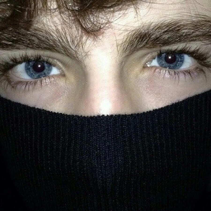 Накуренные глаза мужские. Красивые глаза с закрытым лицом. Голубые глаза мужские без лица. Видно только глаза.