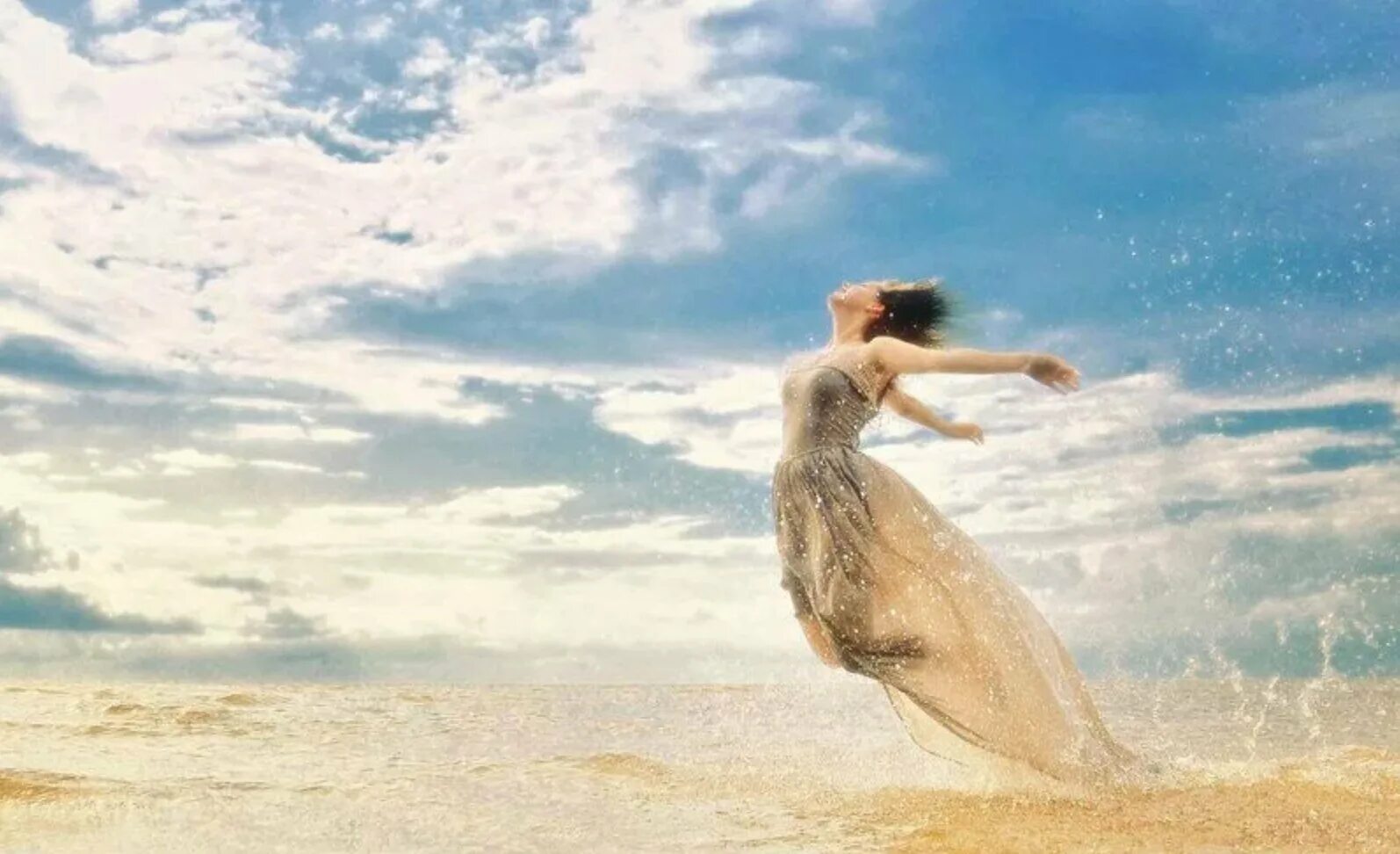 Навстречу ветру песня росс. Счастье у моря. Девушка легкость. Полет души. Бежать к морю.