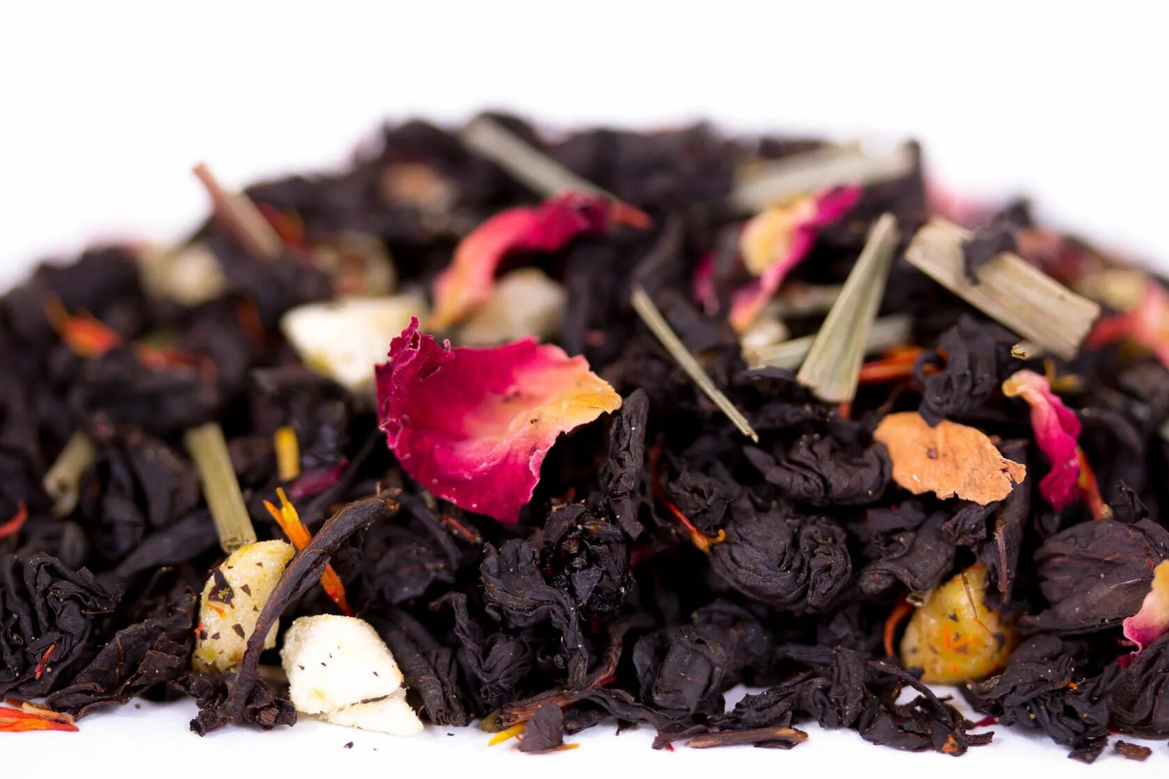 Черный чай с лепестками роз. Чёрный чай с лепестками чайной розы. Чай заварочный с лепестками роз. Черный шафран