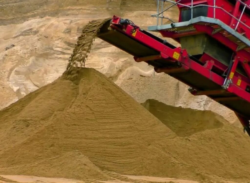 Сколько стоит машина песка с доставкой. Песок карьерный намывной 2-2,5. Песок карьерный сеяный модуль крупности 2. Песок сеяный. Песок на стройке.