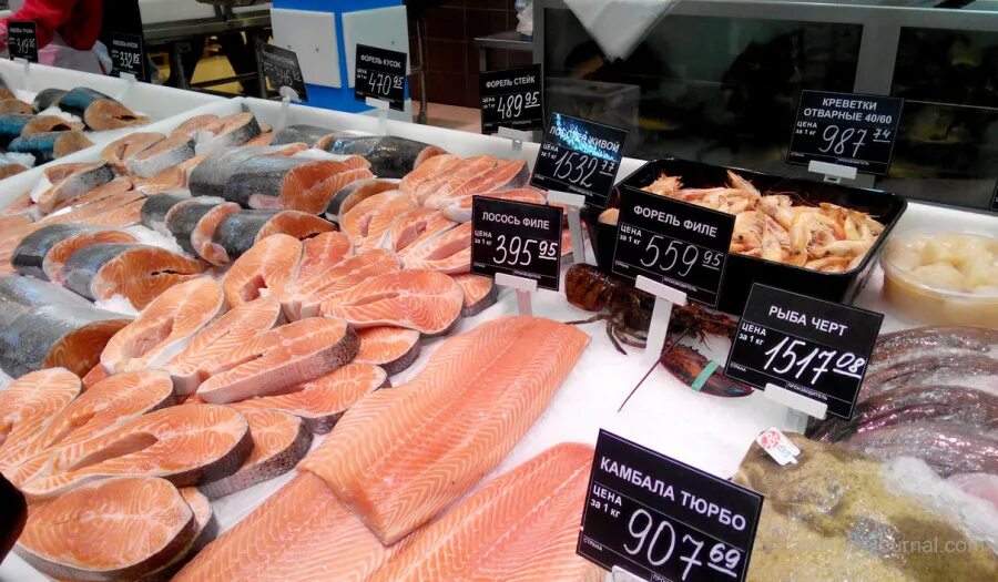 Дорогая рыба купить. Рыбный магазин. Ашан рыбный отдел. Лосось рыба в магазине. Красная рыба на рынке.