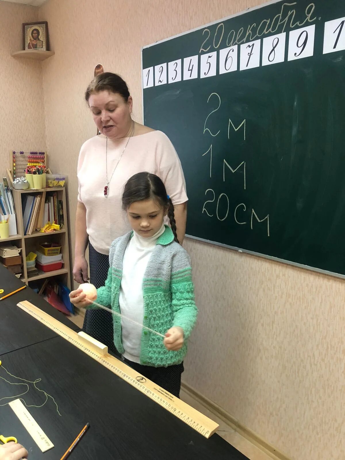 Класс для слабослышащих детей. Королева дети с нарушением слуха. Слабослышащий ребенок в общеобразовательной школе. Слухи в школе. Школа 10 для слабослышащих.