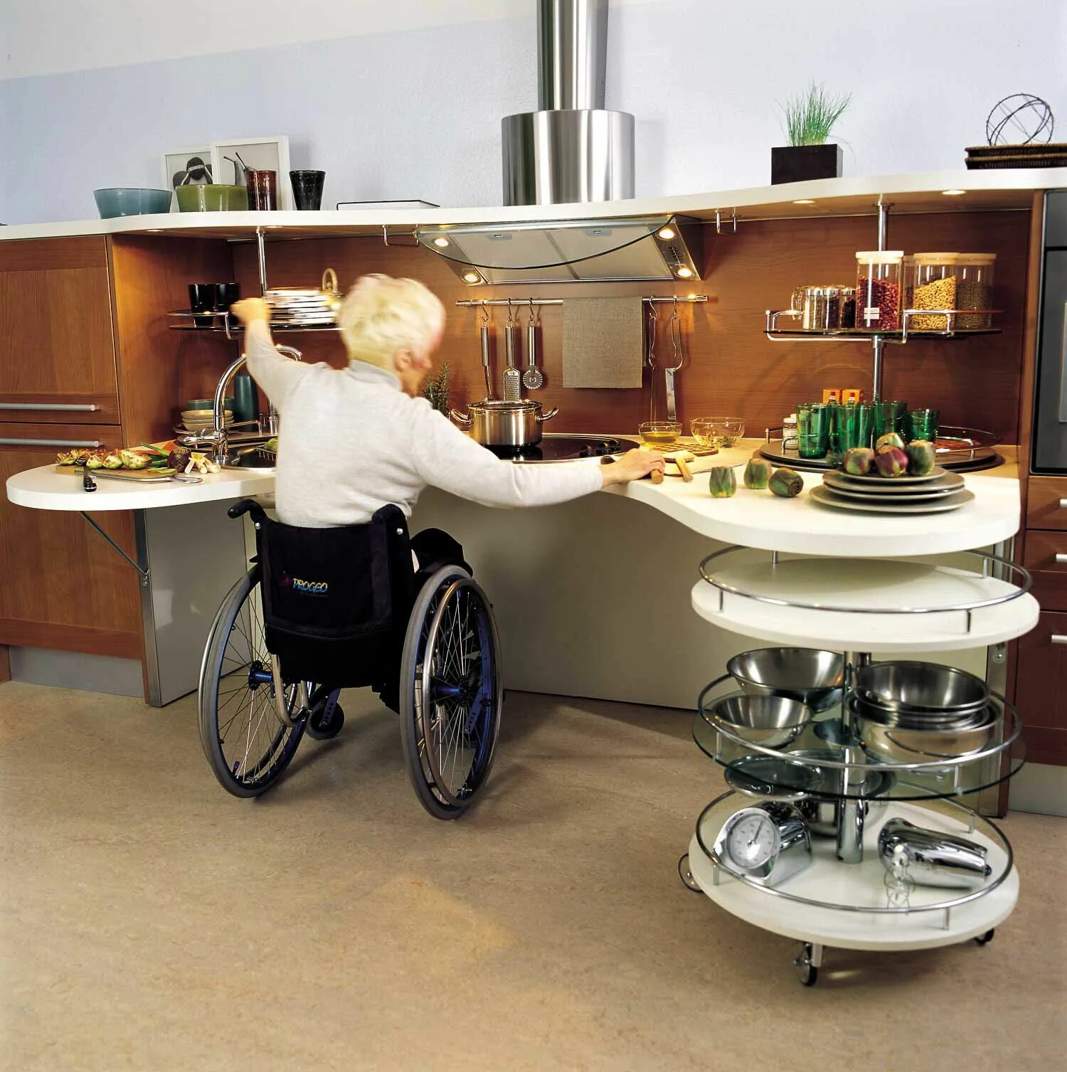 Домашние бытовые условия. Кухня для колясочника. Кухня для инвалидов. Кухня для людей с ограниченными возможностями. Кухня для маломобильных людей.