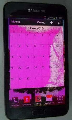 Смартфон с розовым экраном. Розовый экран на телефоне. Экран телефона стал розовым. Розовые точки на экране телефона. Появился розовый экран