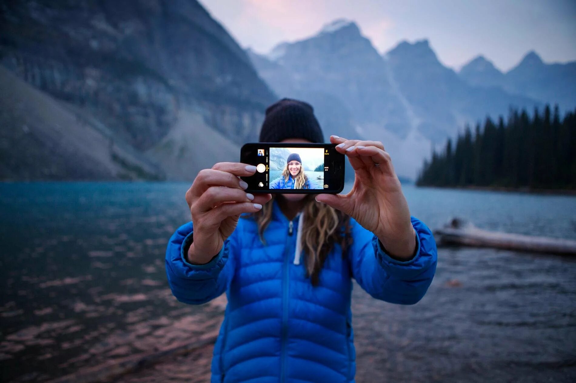 Время видео инстаграм. Селфи на фотоаппарат. Путешественник с фотоаппаратом. Селфи в горах. Селфи путешественников.