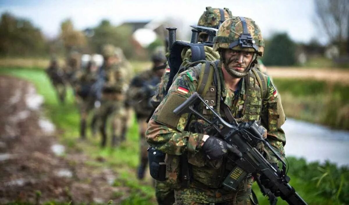 Бундесвер военные. Германская армия Бундесвер. Немецкая армия Бундесвер. Солдат армии Бундесвера.