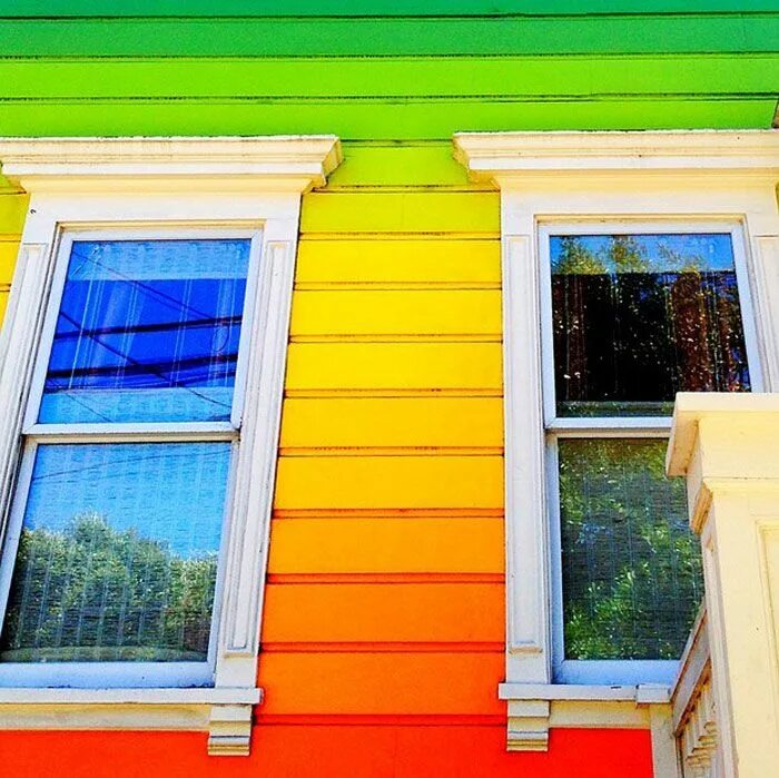 Какая краска окна деревянные. Яркие фасады домов. Крашенный фасад дома. Разноцветные окна. Деревянные окна крашеные.